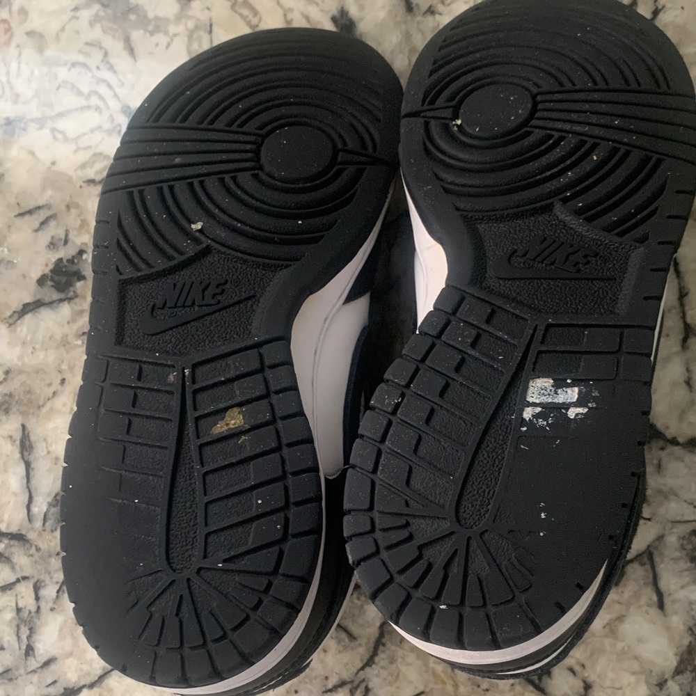 Nike Kids Sneakers in Black and White - Picture 3 of 7